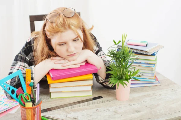 Sonriente Adolescente Estudiante Chica Haciendo Tarea Casa Educación Escuela Concepto — Foto de Stock