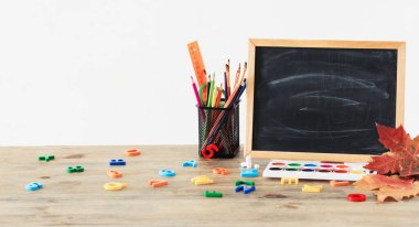 Tahta ve okul malzemeleri ahşap masada, okul konseptine geri dönüyoruz.