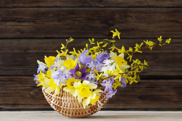 Lente Bloemen Mand Donkere Houten Achtergrond — Stockfoto