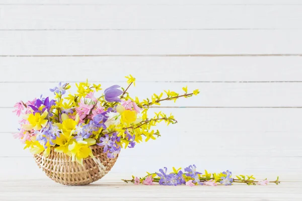 白木の背景に春の花を咲かせます — ストック写真