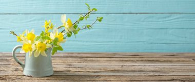 Eski ahşap arka planda sarı bahar çiçekleri