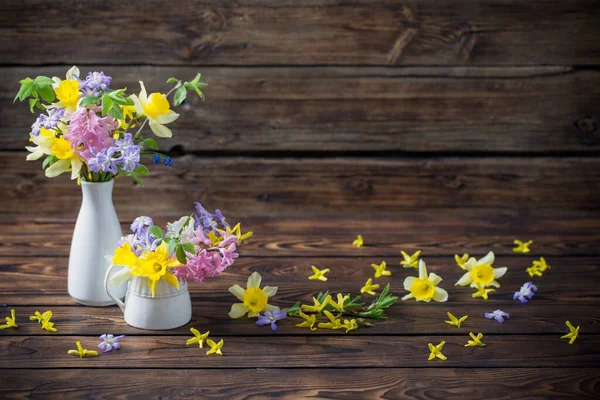 暗い古い木の背景に美しい春の花 — ストック写真