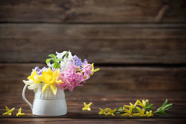 Schöne Frühlingsblumen Auf Dunklem Alten Holzgrund — Stockfoto