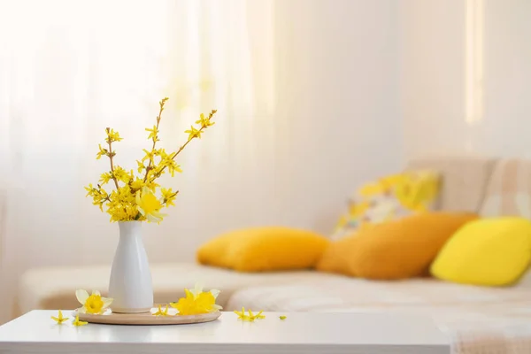 Fleurs Printemps Dans Vase Sur Intérieur Moderne — Photo
