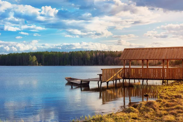 Dřevěná Louka Molo Břehu Jarního Jezera — Stock fotografie