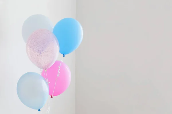 Globos Azules Rosados Sobre Fondo Blanco — Foto de Stock