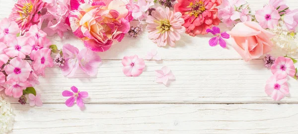 Beyaz Ahşap Zemin Üzerinde Pembe Çiçekler — Stok fotoğraf
