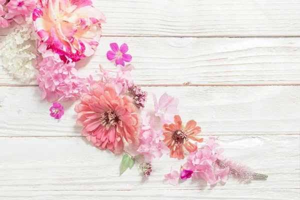 白い木製の背景にピンクの花 — ストック写真