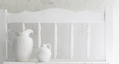 Eski ahşap rafta iki seramik sürahi