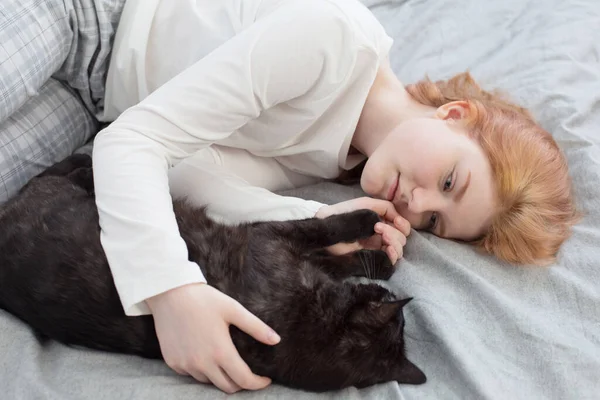 Όμορφη Έφηβη Κοπέλα Μαύρη Γάτα Στο Κρεβάτι Στο Σπίτι — Φωτογραφία Αρχείου