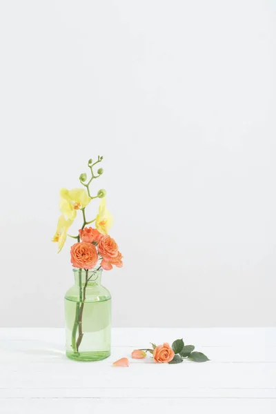 Rosas Orquídeas Vaso Vidro Verde Sobre Fundo Branco — Fotografia de Stock