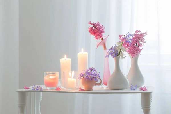 Flores Primavera Velas Encendidas Interior Blanco — Foto de Stock