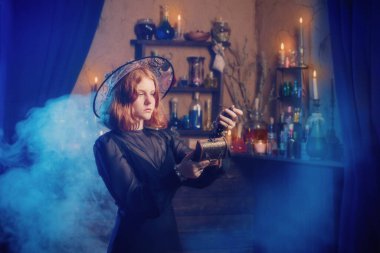 Genç cadı evde. Cadılar Bayramı konsepti