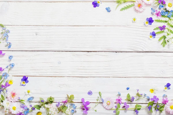Schöne Blumen Auf Holzgrund — Stockfoto