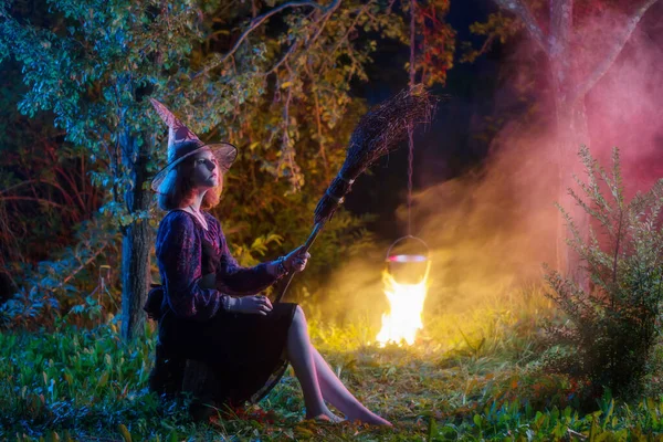 夜晚的森林里 年轻的巫婆被火烤着 用大锅的魔法药水 — 图库照片