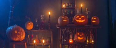 Cadılar Bayramı dekorasyonu, balkabakları ve sihirli iksirlerle.