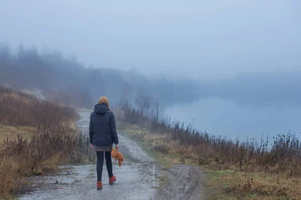 Triste Adolescente Avec Ours Peluche Sur Route Campagne Par Lac — Photo