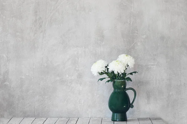 Белый Хризантема Старом Кувшине Сером Фоне — стоковое фото