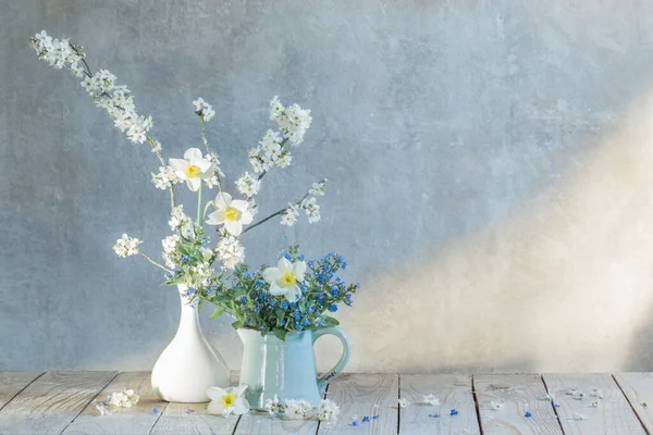 背景の花瓶の春の花古い壁 — ストック写真