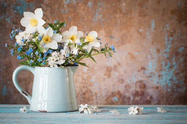 Wiosenne Kwiaty Dzbanku Starym Drewnianym Malowanym Tle — Zdjęcie stockowe