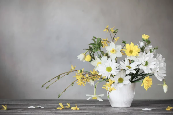 Spring White Yellow Flowers Background Old Wall — Stock Photo, Image