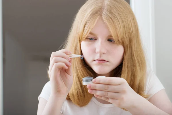 Teenie Mädchen Setzt Blaue Augenlinse Ins Auge — Stockfoto