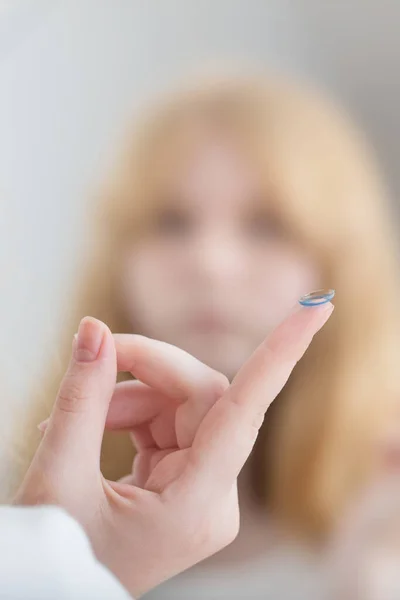 Adolescent Fille Inserts Bleu Oeil Lentille Dans Oeil — Photo