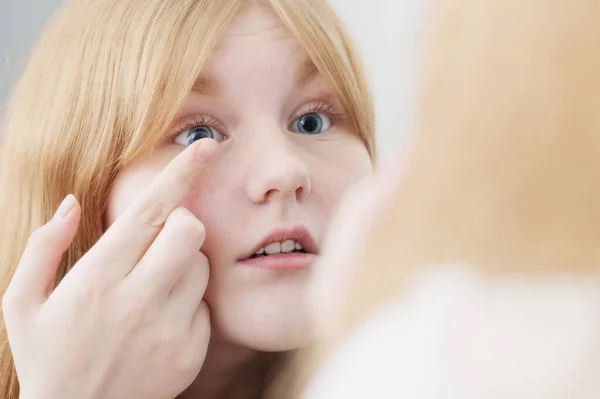 Teen Girl Inserts Blue Eye Lens Eye — Stock Photo, Image