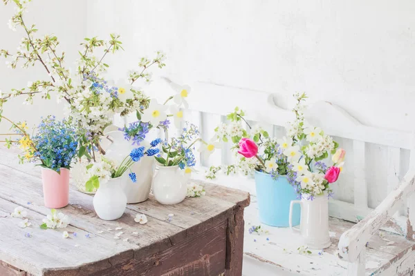 Wiosenne Kwiaty Zabytkowym Białym Wnętrzu Starą Drewnianą Ławką — Zdjęcie stockowe