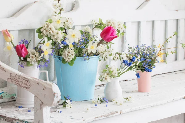 Fiori Primaverili Vintage Interni Bianchi Con Vecchia Panca Legno — Foto Stock