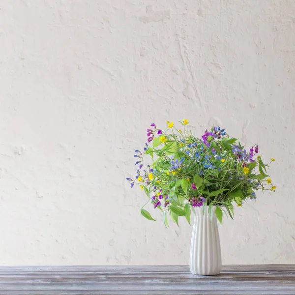 Flores Silvestres Verano Jarrón Sobre Fondo Blanco —  Fotos de Stock