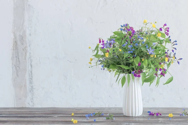 白い背景の花瓶の夏の野生の花 — ストック写真