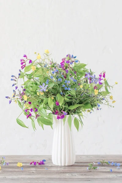 Sommer Wildblumen Der Vase Auf Weißem Hintergrund — Stockfoto