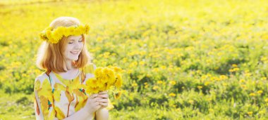 Sarı karahindibalı güzel genç kız.