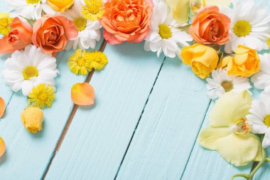 Mavi üzerine güzel çiçekler boyanmış ahşap arka plan