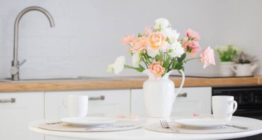 İskandinav usulü güllerle servis edilen masa.