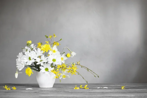 Spring White Yellow Flowers Background Old Wall — Stock Photo, Image