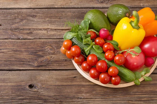 Légumes Frais Sur Une Vieille Table Bois — Photo