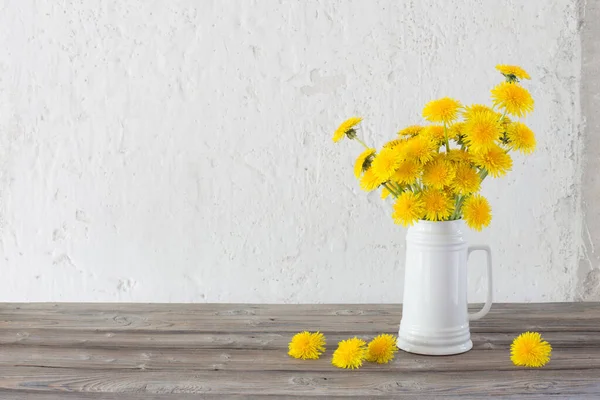 Dandelions White Jug Background White Wall — Stock Photo, Image