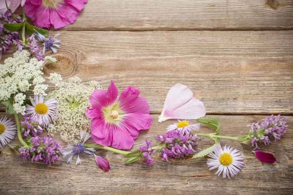 Eski Ahşap Arka Planda Yaz Çiçekleri — Stok fotoğraf