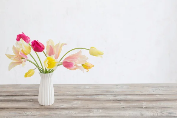 Żółte Różowe Tulipany Wazonie Tle Stare Białe Ściany — Zdjęcie stockowe