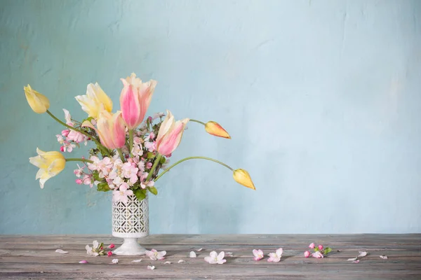 Csokor Tavaszi Virágok Háttér Öreg Kék Fal — Stock Fotó