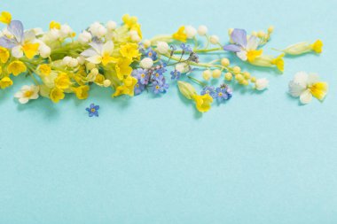 Kağıt arkaplanda yabani çiçekler