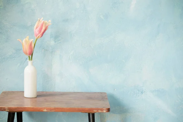 Tulipes Dans Vase Sur Fond Bleu — Photo