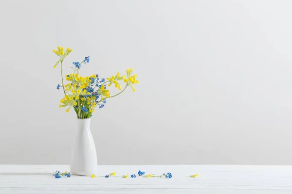 Flores Silvestres Jarrón Sobre Fondo Blanco — Foto de Stock