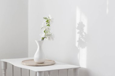 Vazodaki beyaz bahar çiçekleri eski raflarda