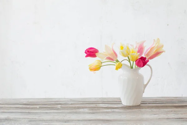 Hermosos Tulipanes Jarra Blanca Sobre Fondo Madera —  Fotos de Stock