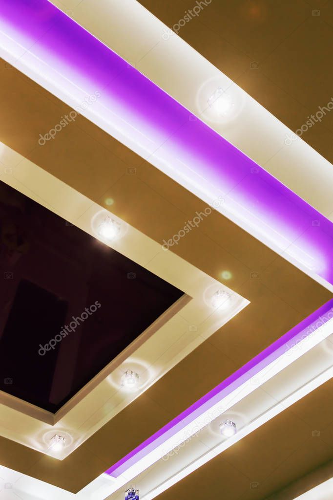 construcción suspendida de techo y paneles de yeso en la decoración