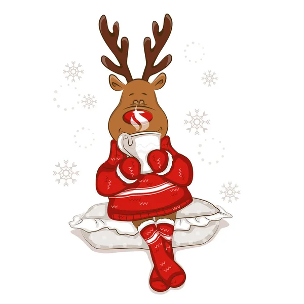 かわいいクリスマスのトナカイは 枕の上に座っています それは彼の手で熱いお茶のマグを保持しています マグカップから蒸気があります それは暖かいニットのセーターと飾りと靴下を着用です 分離されました あなたのデザインのベクトル — ストックベクタ