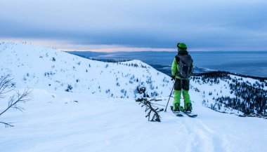 Splitboard üzerinde genç adam